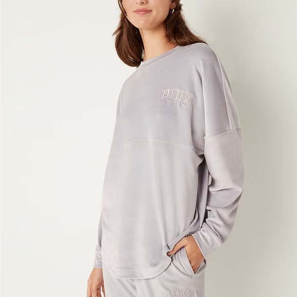 PINK
Varsity Velour Crewneck sweatshirt and High-Waist Velour Jogger. - Picture 8 of 11